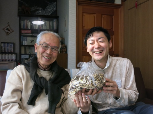 Hiroyuki gives Hiroo a huge bag of homegrown dried shiitake mushrooms!!